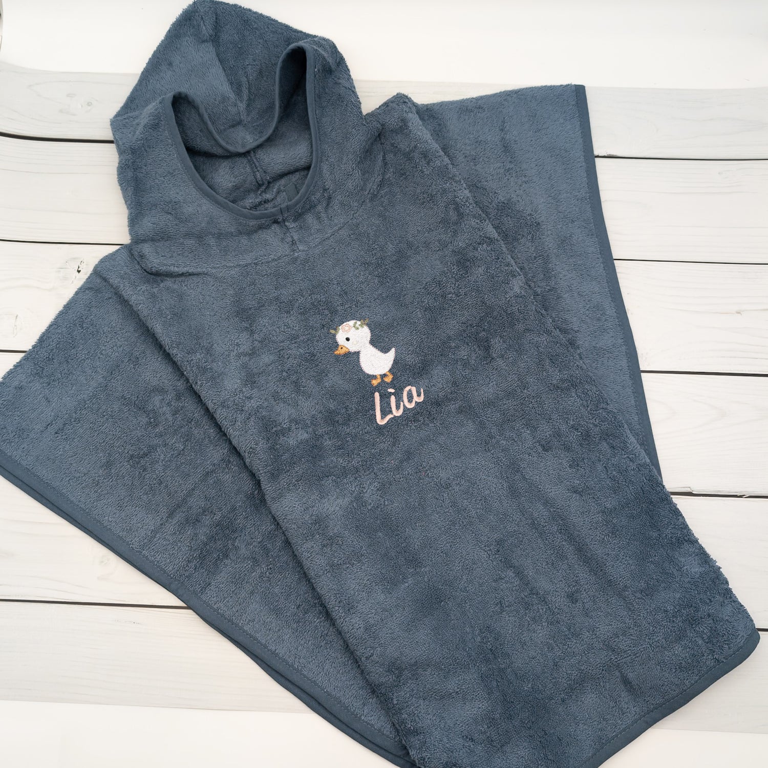 Badeponcho mit Gans mit Blumen und Namen - Perfekt für die Badezeit und im Sommer