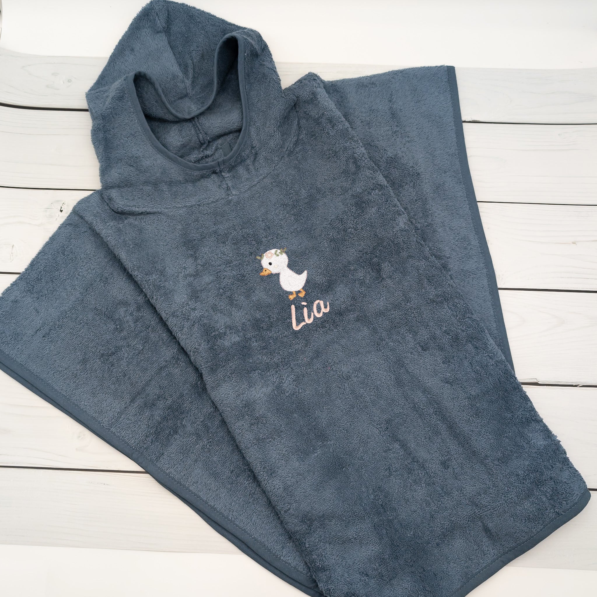 Badeponcho mit Gans mit Blumen und Namen - Perfekt für die Badezeit und im Sommer