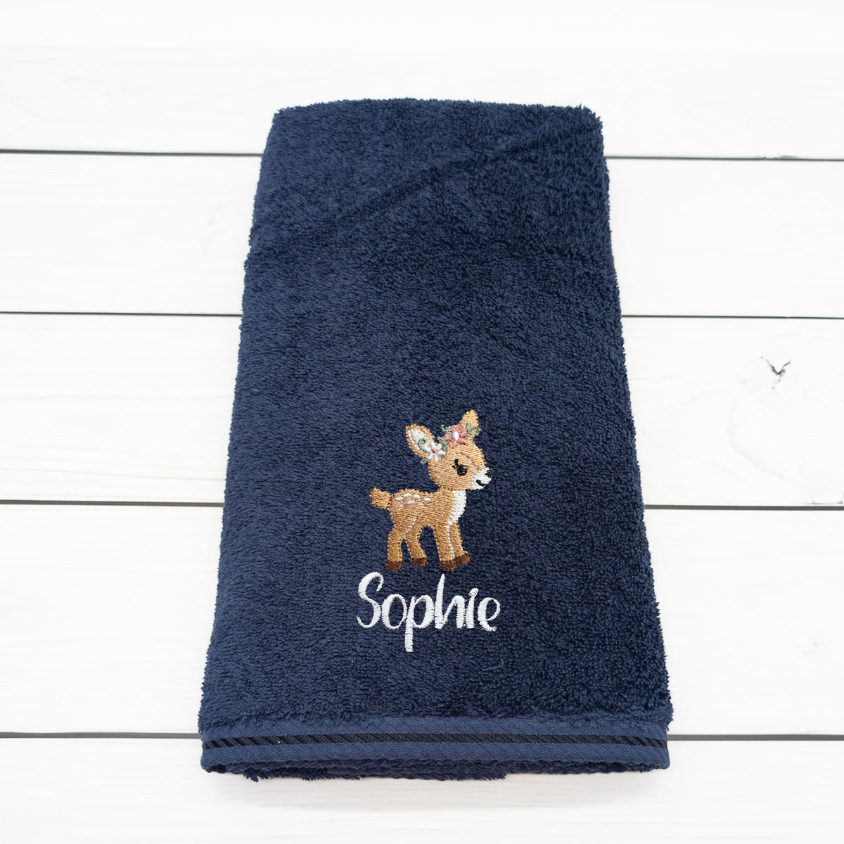 Personalisiertes Handtuch mit Reh und Name bestickt – 50 x 100cm