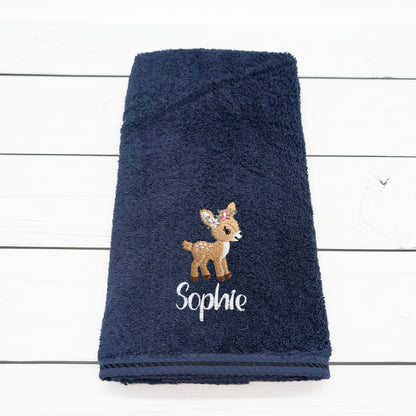 Personalisiertes Handtuch mit Reh und Name bestickt – 50 x 100cm