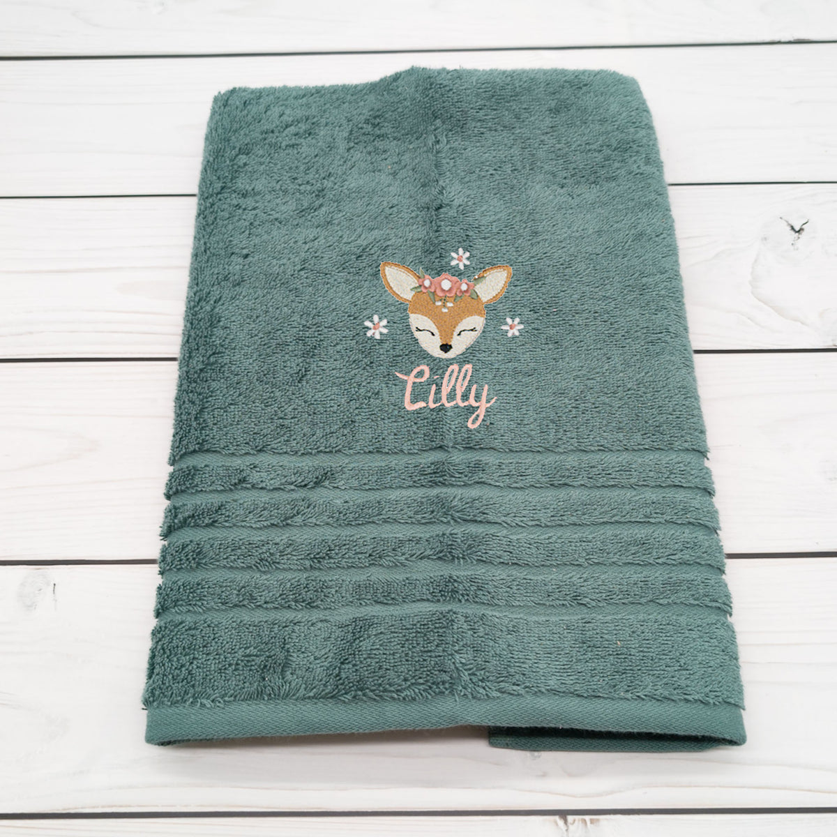 Personalisiertes Handtuch mit Reh mit Blumen und Name – 50 x 100 cm