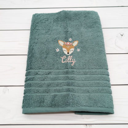 Personalisiertes Handtuch mit Reh mit Blumen und Name – 50 x 100 cm