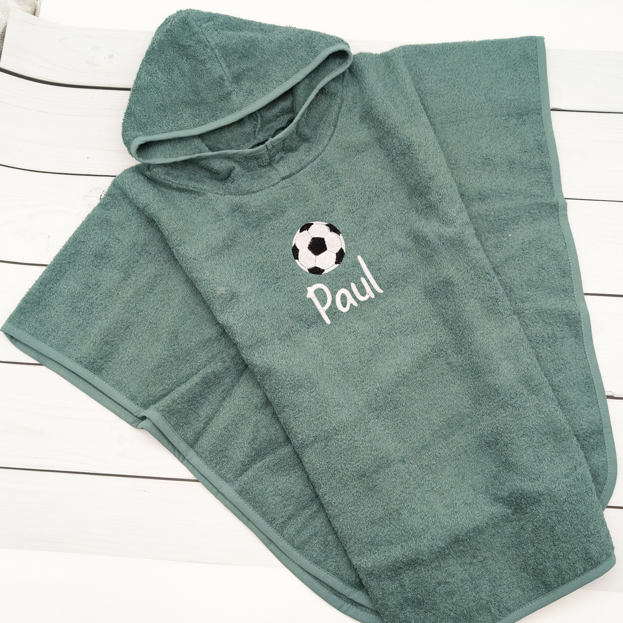 Badeponcho aus Baumwoll Frottee mit Fussball und Name von Krabbelhelden