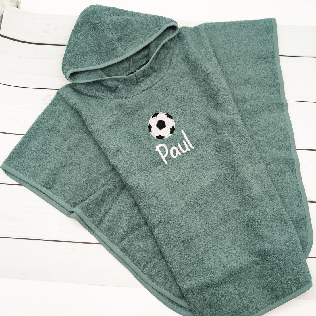 Badeponcho mit Name und Fußball bestickt – Personalisierter Kinderponcho für kleine Fußballfans