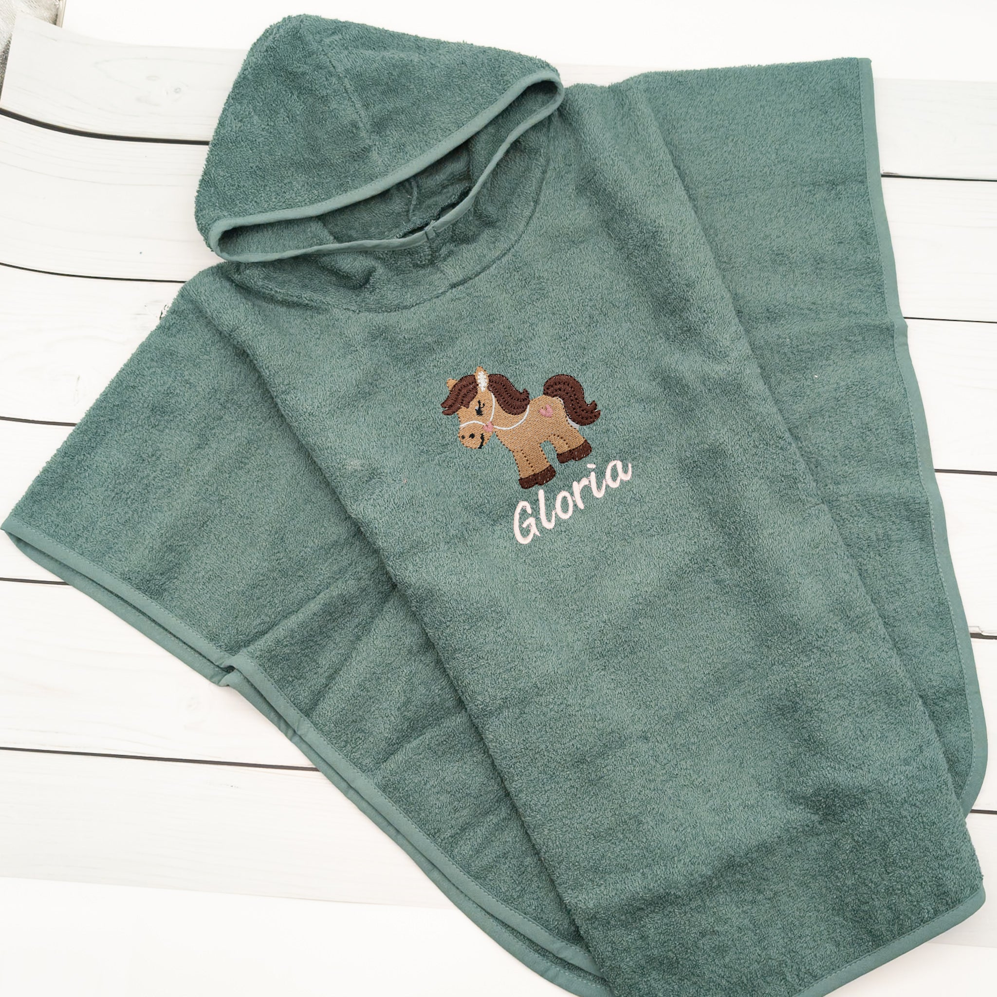 Badeponcho mit kleinem Pferd und Namen - Tolles Must Have für die Badezeit und kleine Pferdefans