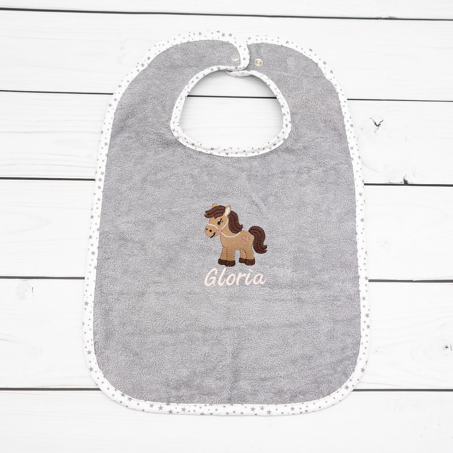 Lätzchen aus mit Pferd und Name personalisiert - praktisch und süß für kleine Pferdefans
