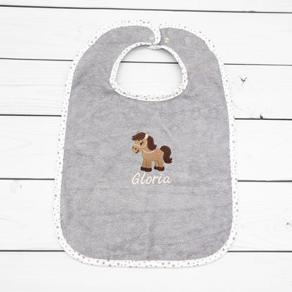 Lätzchen aus mit Pferd und Name personalisiert - praktisch und süß für kleine Pferdefans