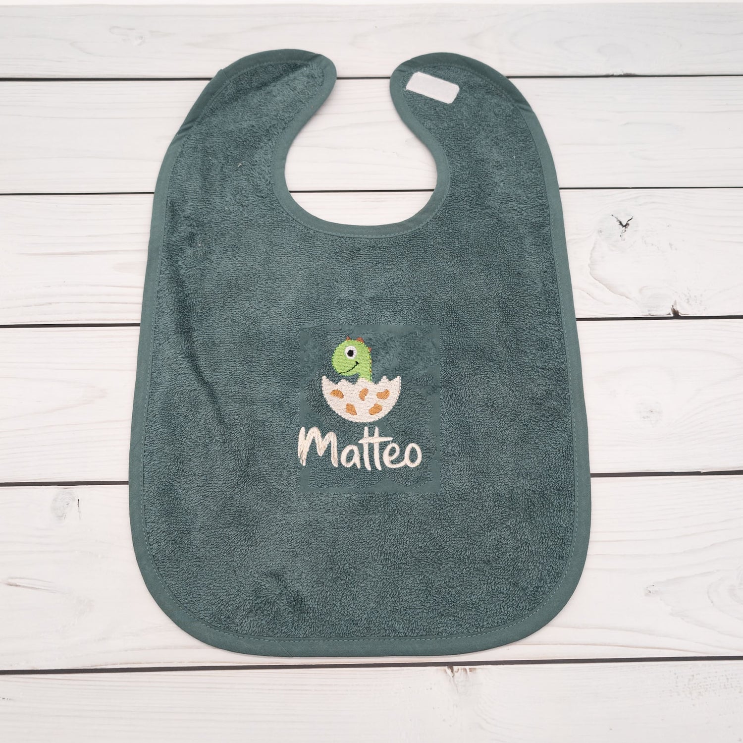 Lätzchen aus Frottee Dino im Ei und Name personalisiert