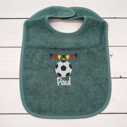Lätzchen aus Frottee mit Fussball und Wimpel Name personalisiert - tolle Geschenkidee für Babys und Kleinkinder