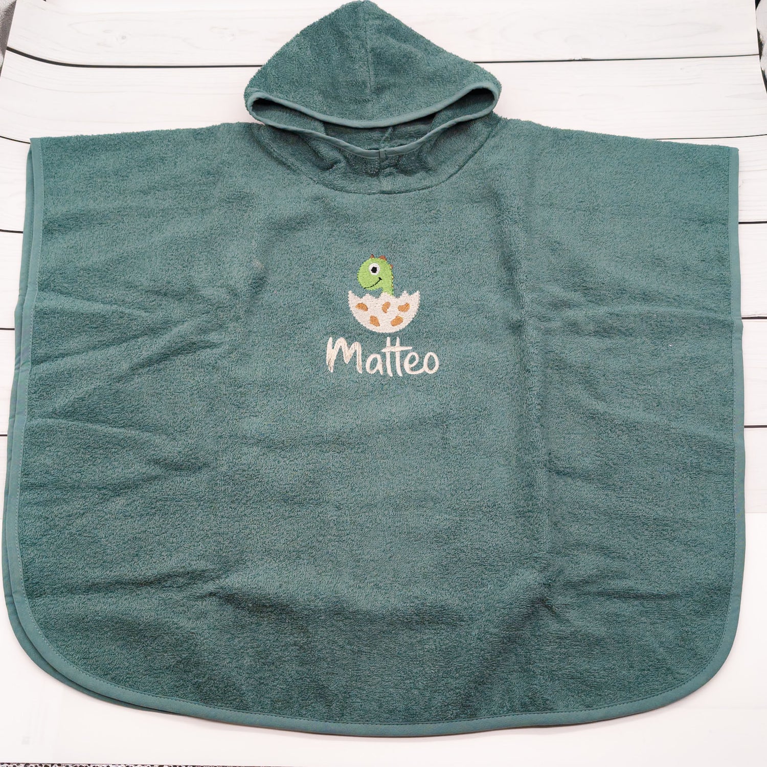 Badeponcho mit Dino im Ei und Namen - Ein richtig cooles Teil für die Badezeit und perfekt für den Strand – der Badeponcho darf einfach nicht fehlen