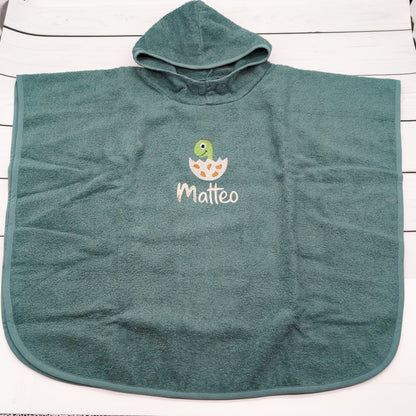 Badeponcho mit Dino im Ei und Namen - Ein richtig cooles Teil für die Badezeit und perfekt für den Strand – der Badeponcho darf einfach nicht fehlen