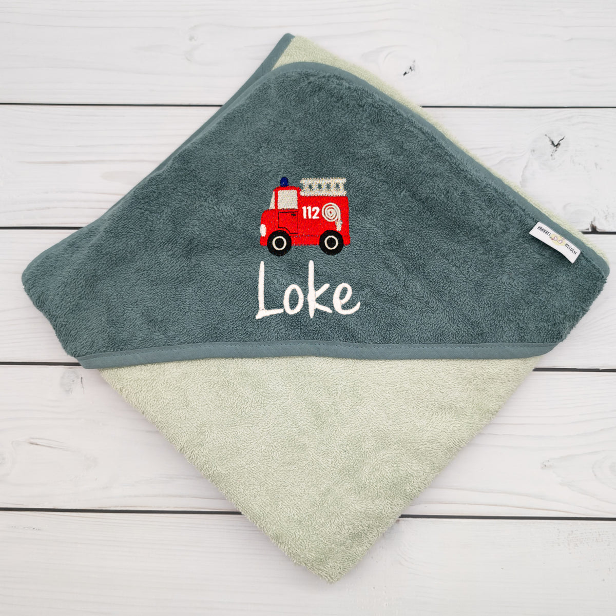 Kapuzenhandtuch mit Feuerwehrauto und Name personalisiert 100x100 cm - Geburtsgeschenk Baby