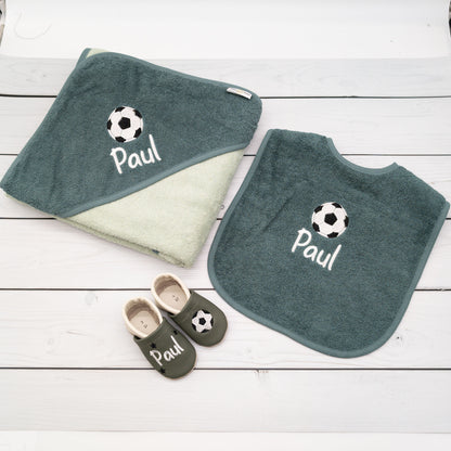 Geschenk-Set Fussball inkl. Geschenkverpackung - Kapuzenhandtuch, Lätzchen und Krabbelschuhe mit Namen