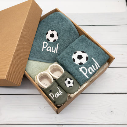 Geschenk-Set Fussball inkl. Geschenkverpackung - Kapuzenhandtuch, Lätzchen und Krabbelschuhe mit Namen