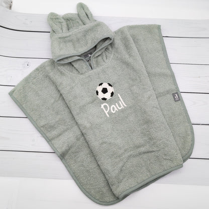 Badeponcho mit Name und Fußball bestickt – Personalisierter Kinderponcho für kleine Fußballfans