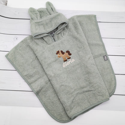 Badeponcho mit kleinem Pferd und Namen - Tolles Must Have für die Badezeit und kleine Pferdefans
