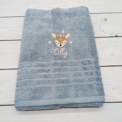 Personalisiertes Handtuch mit Reh mit Blumen und Name – 50 x 100 cm