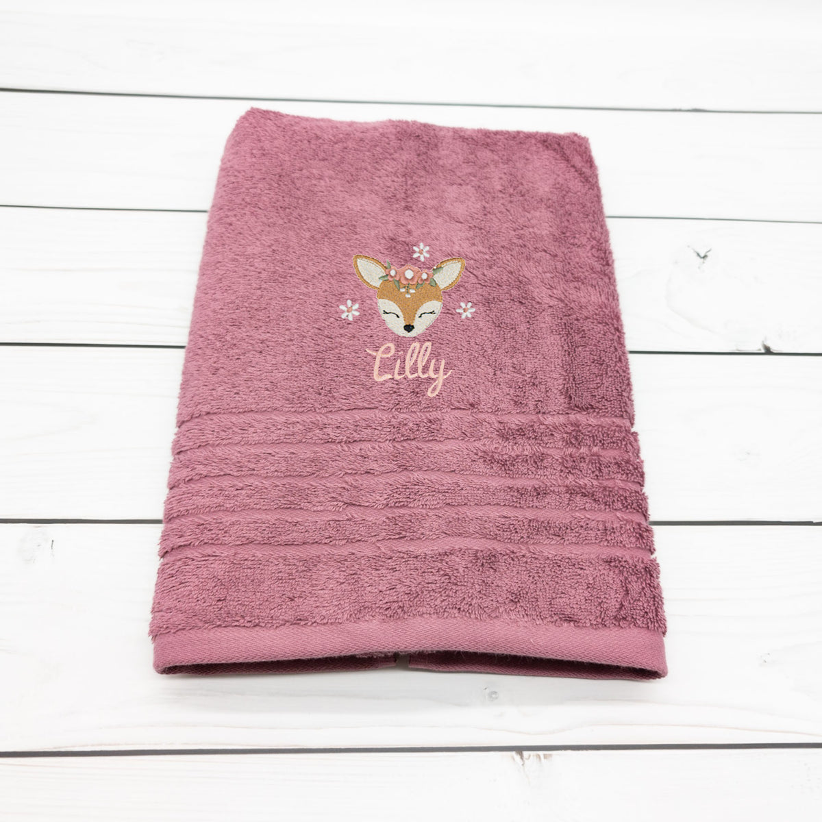 Personalisiertes Handtuch mit Reh mit Blumen und Name – 50 x 100 cm