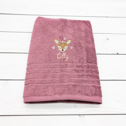 Personalisiertes Handtuch mit Reh mit Blumen und Name – 50 x 100 cm