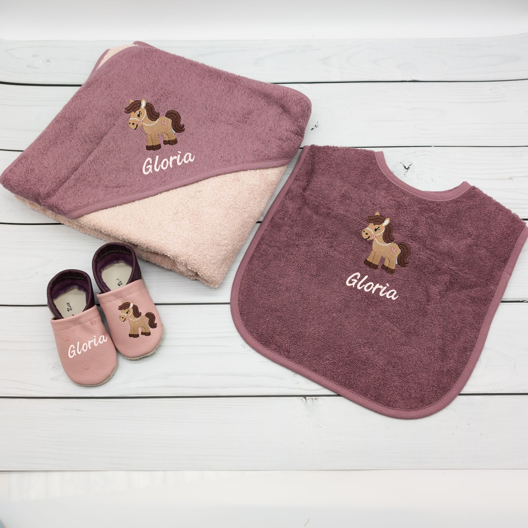 Geschenk-Set Pferd inkl. Verpackung - Kapuzenhandtuch, Lätzchen und Krabbelschuhe mit Namen (Kopie)