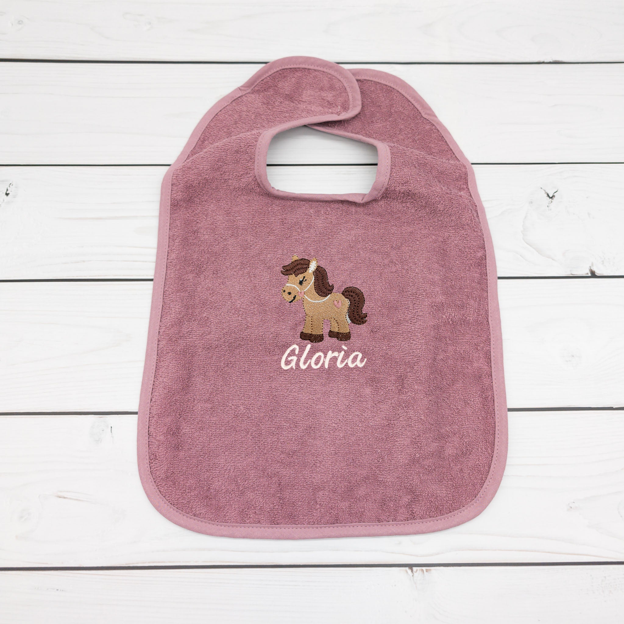 Lätzchen aus mit Pferd und Name personalisiert - praktisch und süß für kleine Pferdefans