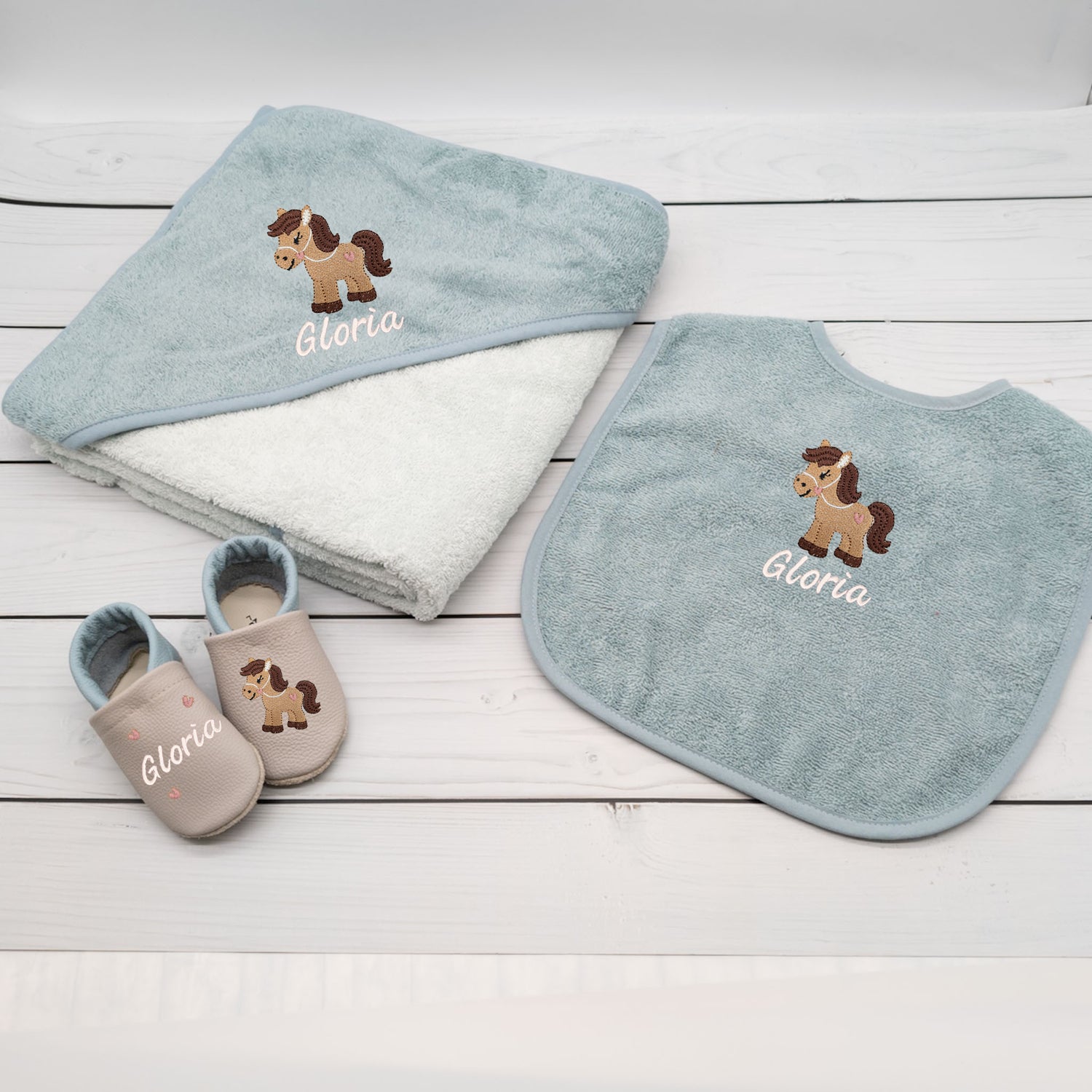 Geschenk-Set Pferd inkl. Verpackung - Kapuzenhandtuch, Lätzchen und Krabbelschuhe mit Namen (Kopie)