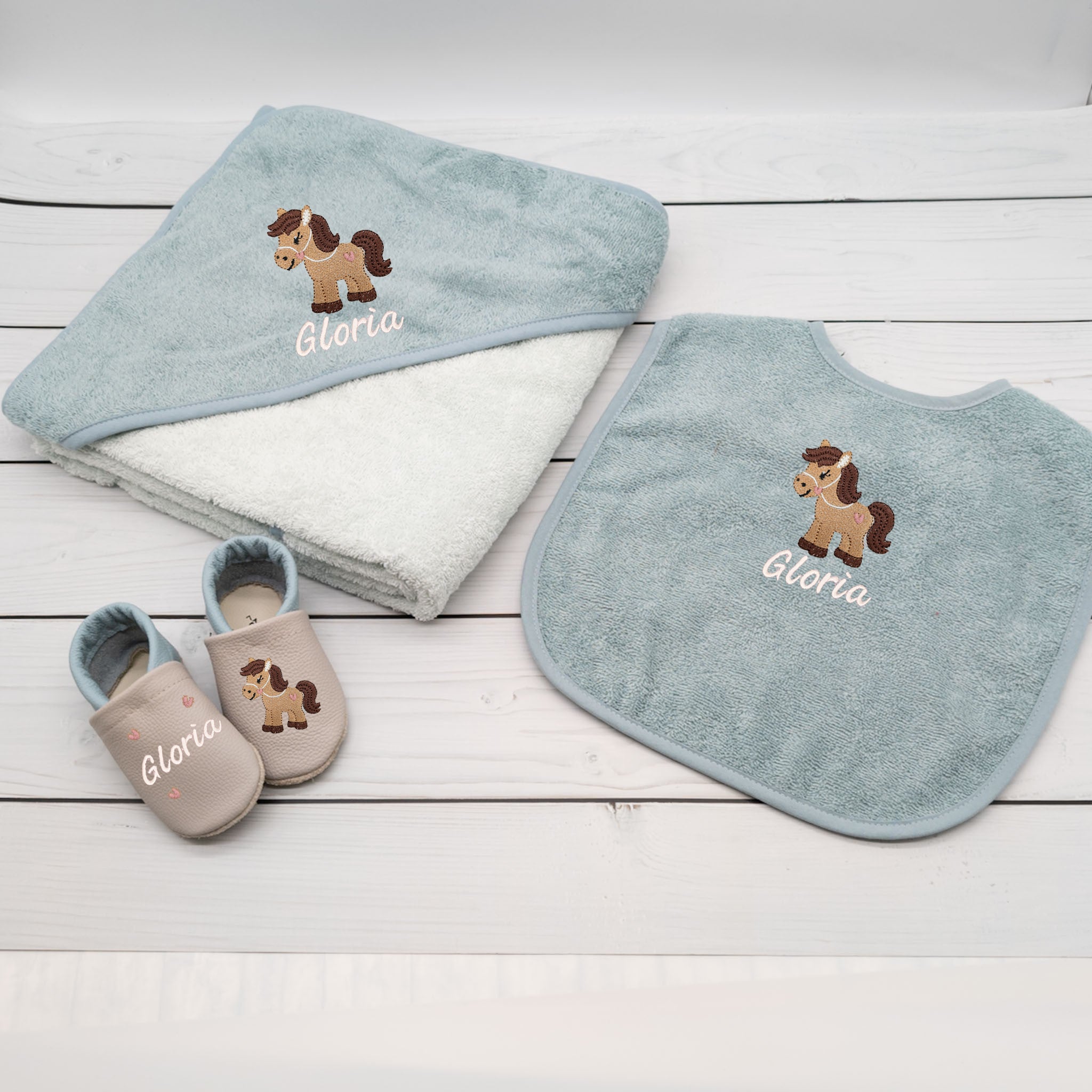 Geschenk-Set Pferd inkl. Verpackung - Kapuzenhandtuch, Lätzchen und Krabbelschuhe mit Namen (Kopie)