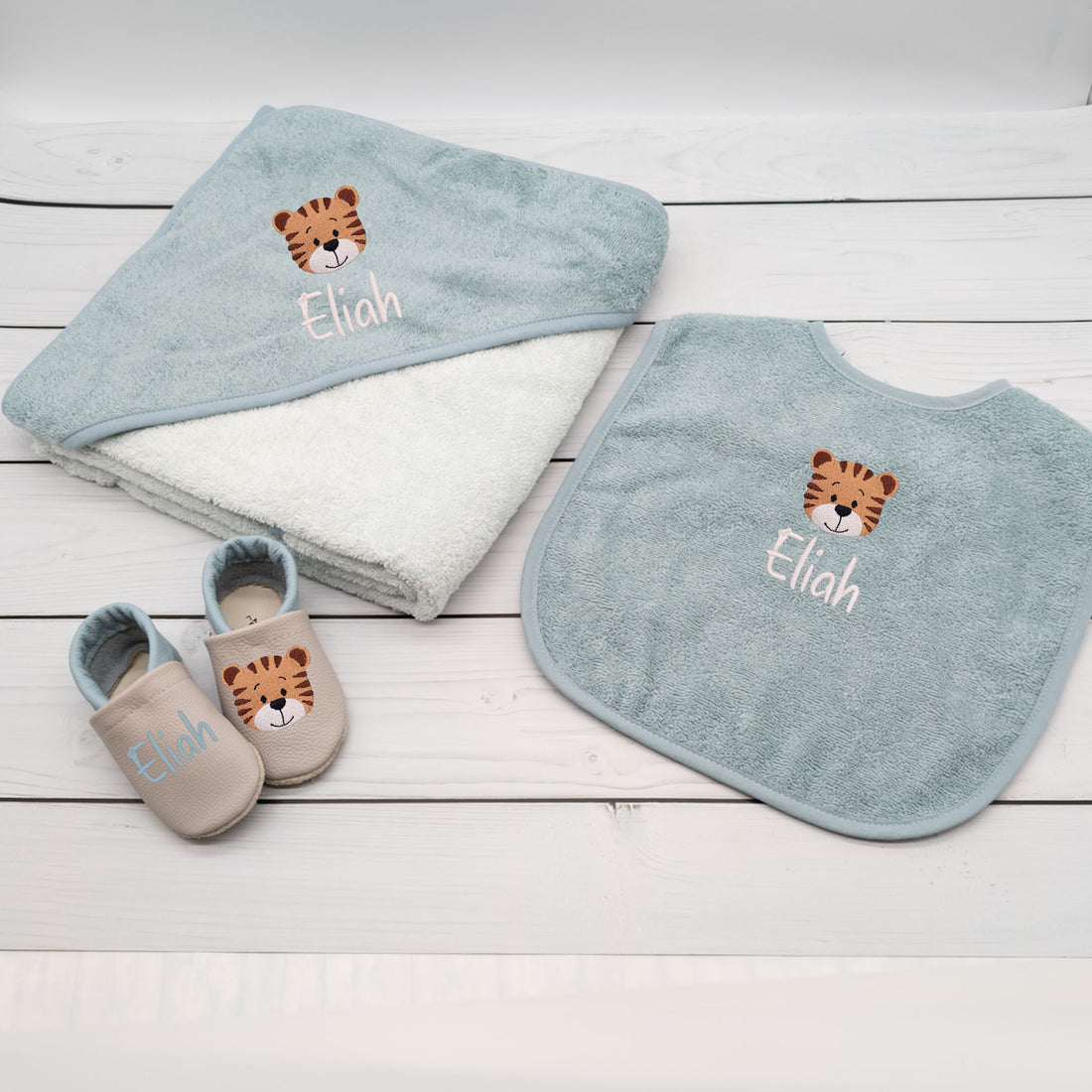 Geschenk-Set Tiger inkl. Geschenkverpackung - Kapuzenhandtuch, Lätzchen und Krabbelschuhe mit Namen (Kopie)