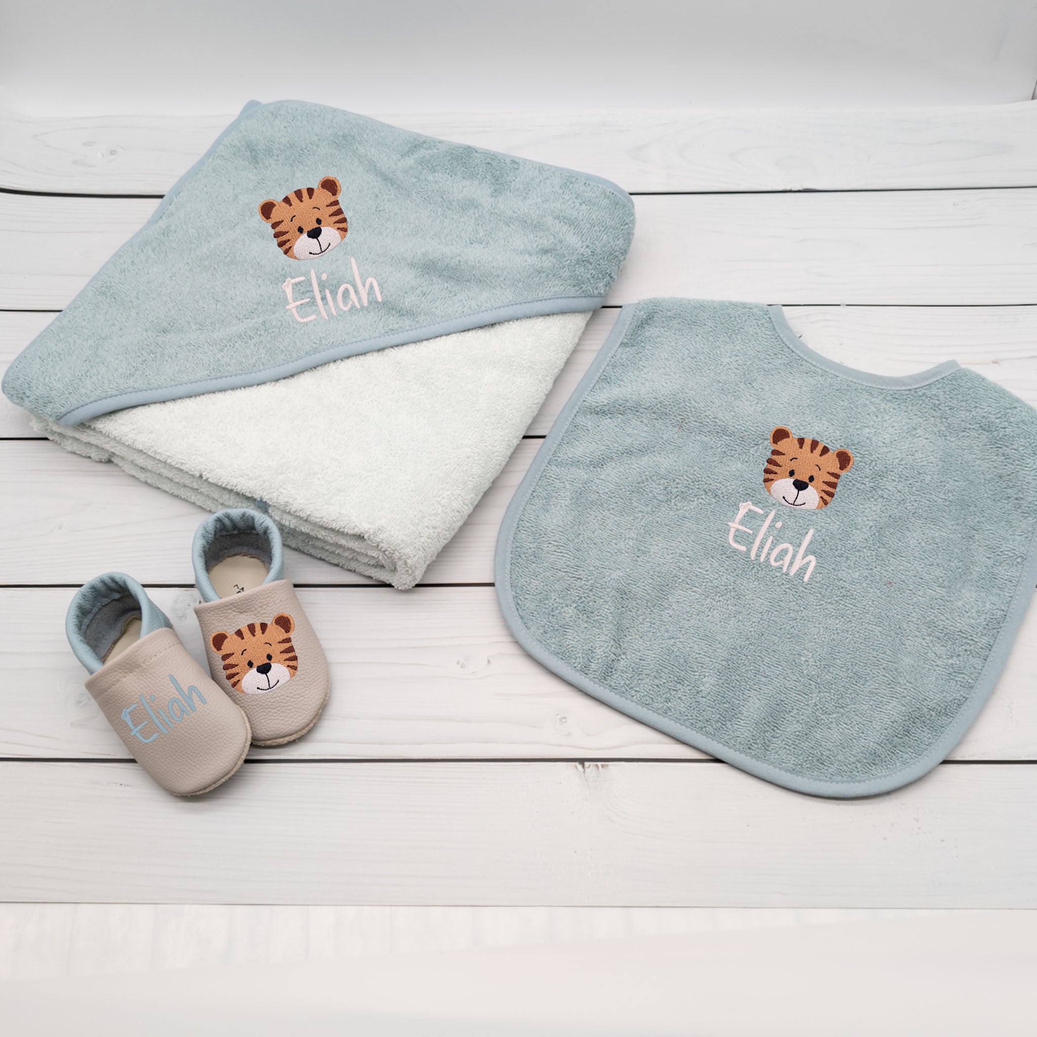 Geschenk-Set Tiger inkl. Geschenkverpackung - Kapuzenhandtuch, Lätzchen und Krabbelschuhe mit Namen (Kopie)