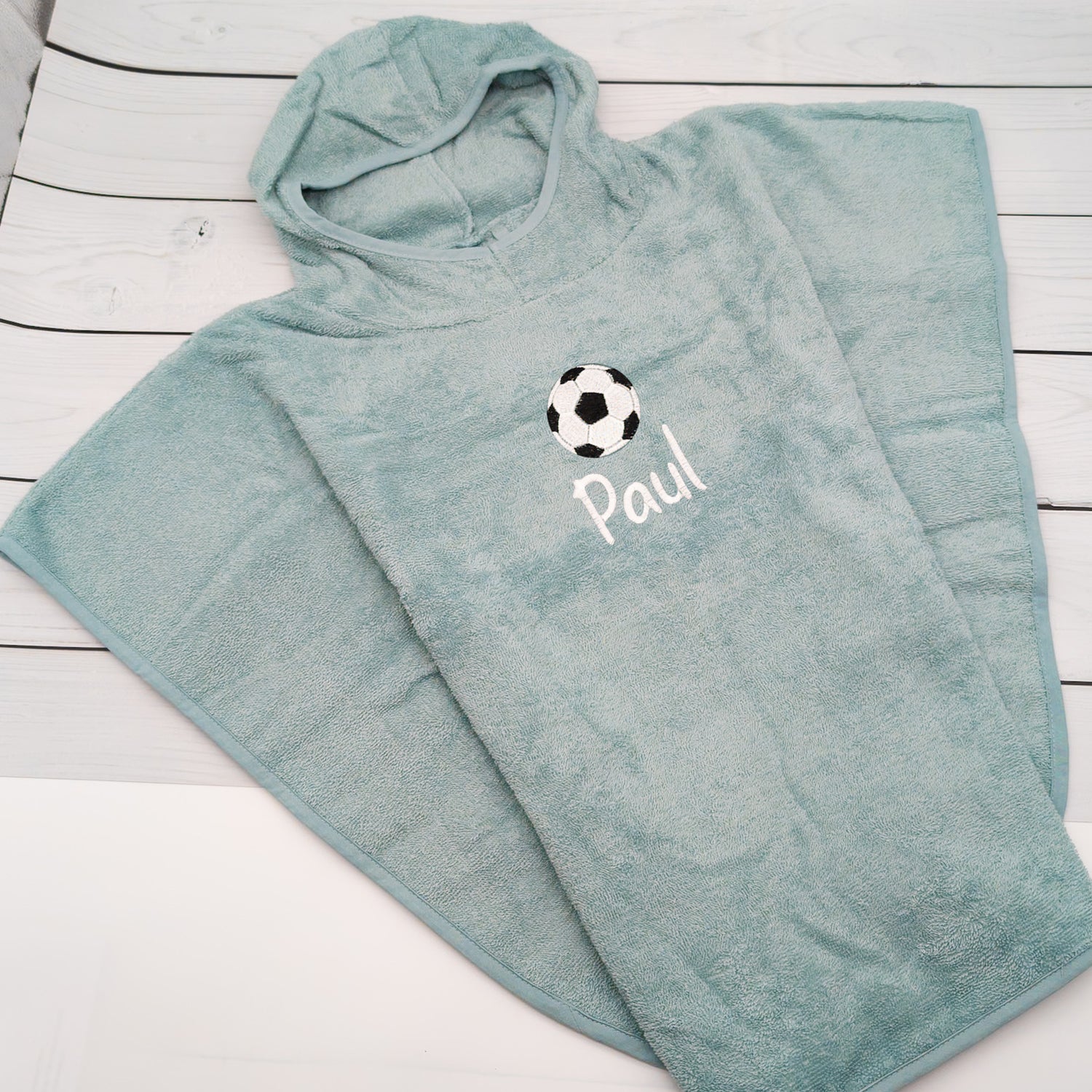 Badeponcho aus Baumwoll Frottee mit Fussball und Name von Krabbelhelden