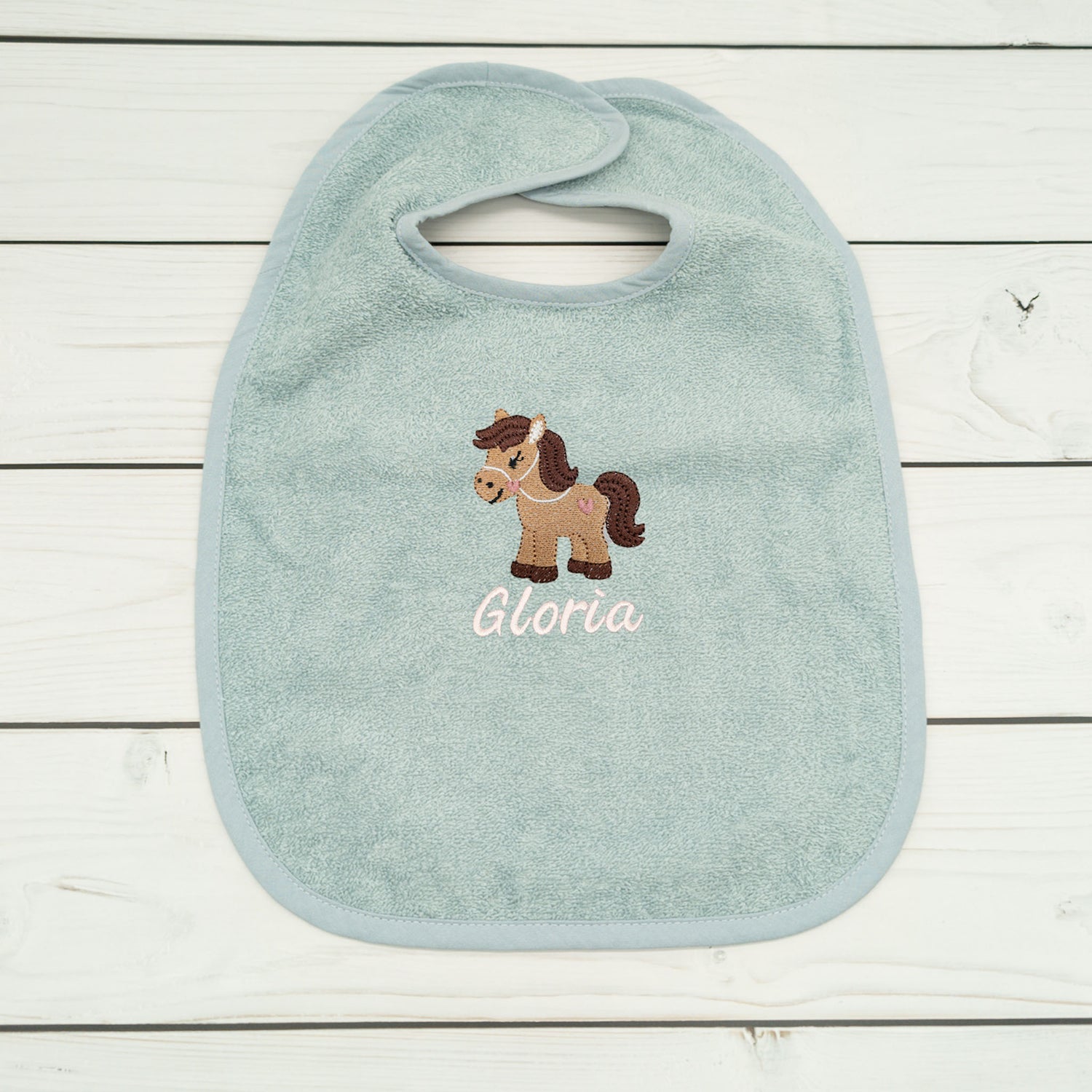 Lätzchen aus mit Pferd und Name personalisiert - praktisch und süß für kleine Pferdefans