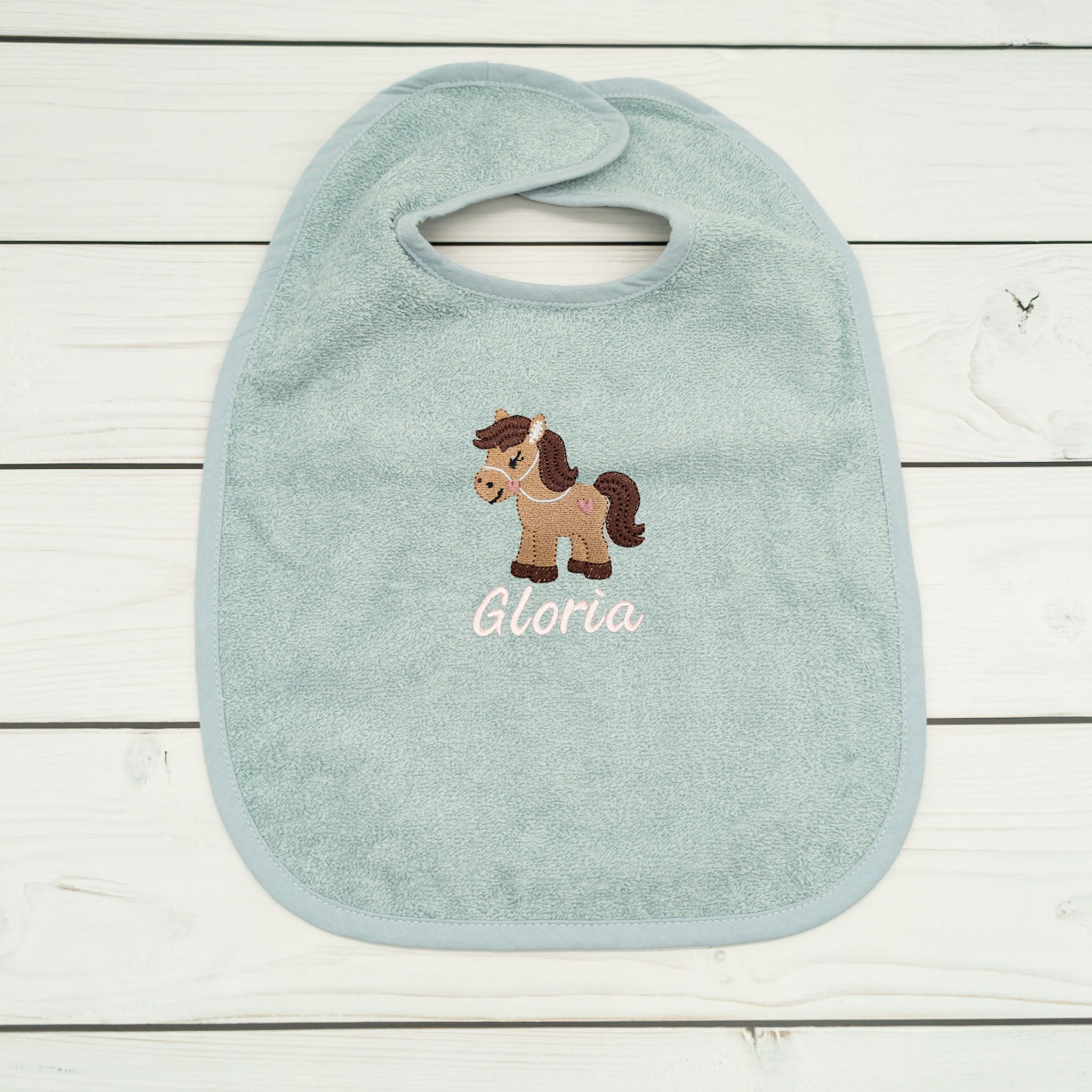 Lätzchen aus mit Pferd und Name personalisiert - praktisch und süß für kleine Pferdefans