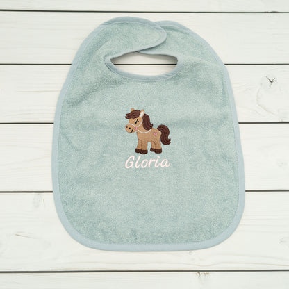 Lätzchen aus mit Pferd und Name personalisiert - praktisch und süß für kleine Pferdefans