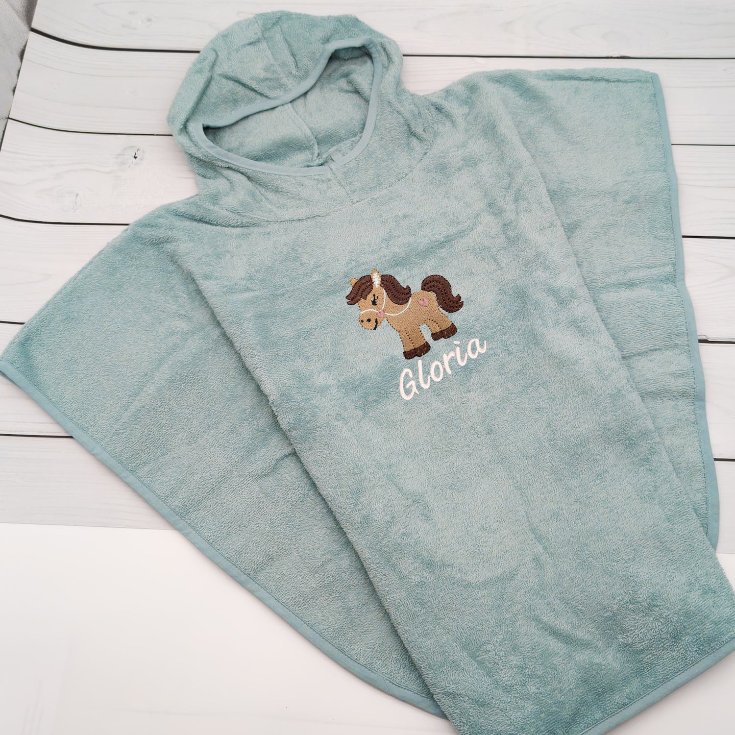 Badeponcho mit kleinem Pferd und Namen - Tolles Must Have für die Badezeit und kleine Pferdefans