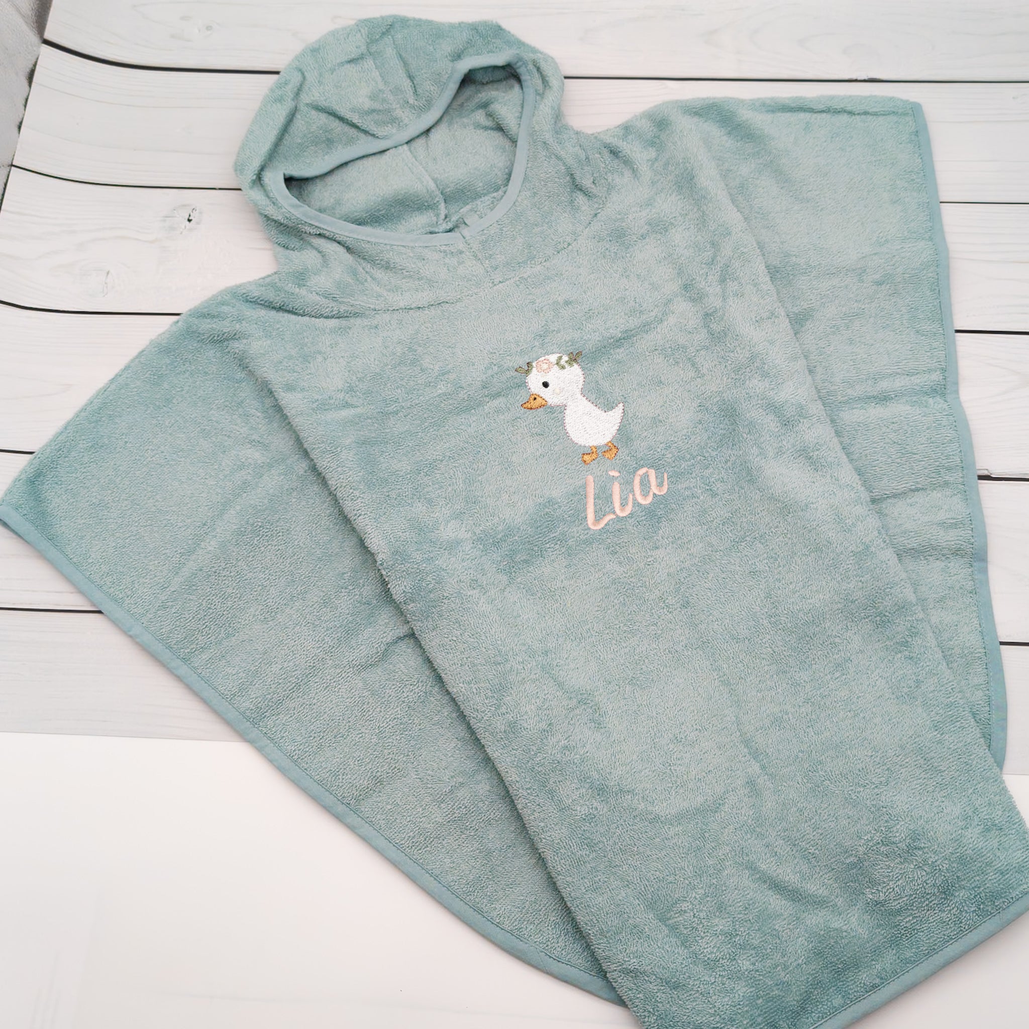 Badeponcho mit Gans mit Blumen und Namen - Perfekt für die Badezeit und im Sommer