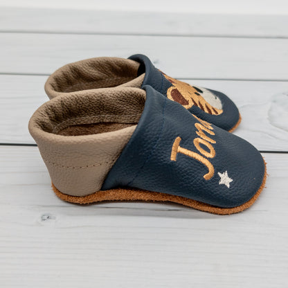 Hausschuhe mit Tiger in dunkelblau und camel - die perfekten Begleiter für zu Hause und die Kita
