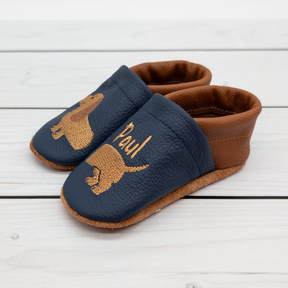 Krabbelschuhe mit Dackel und Name bestickt in verschiedenen Farben wählbar
