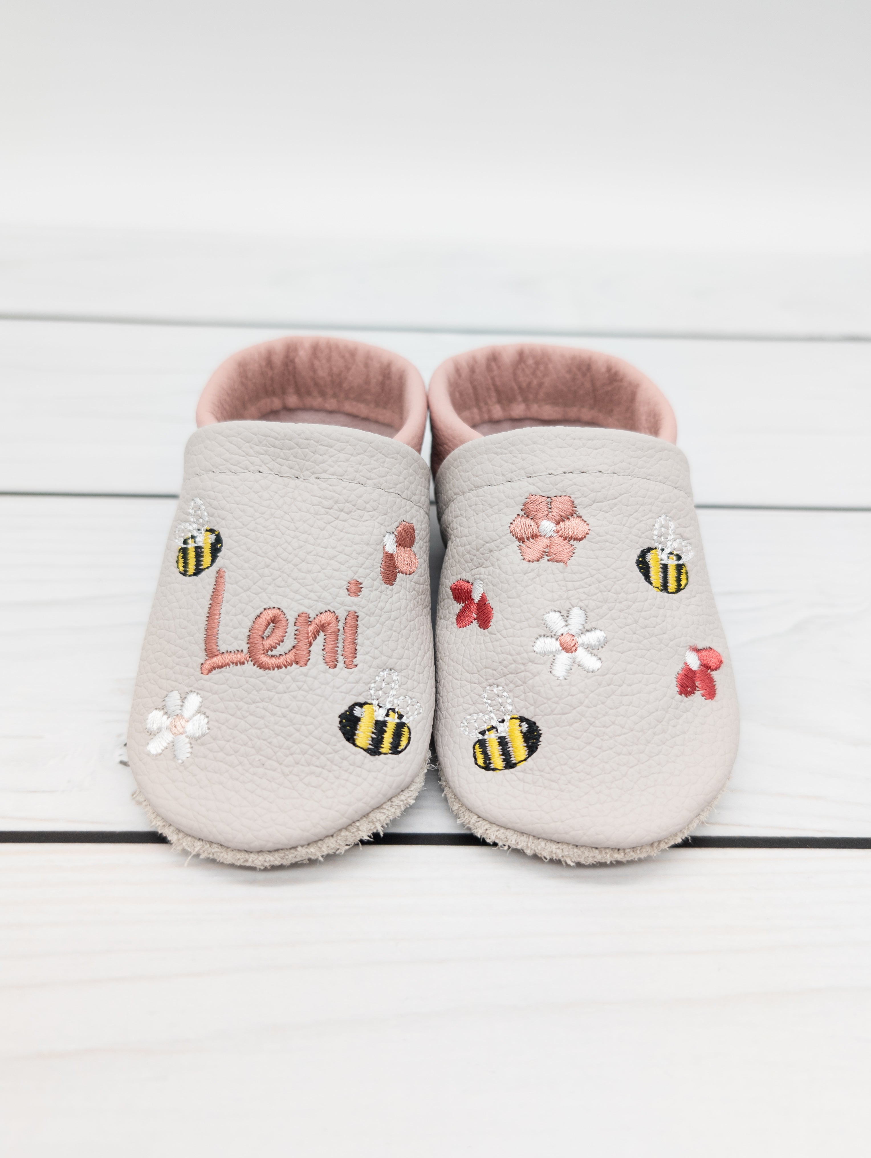 Krabbelschuhe in hellgrau mit Blumen und Bienen mit  Namen bestickt aus Echtleder