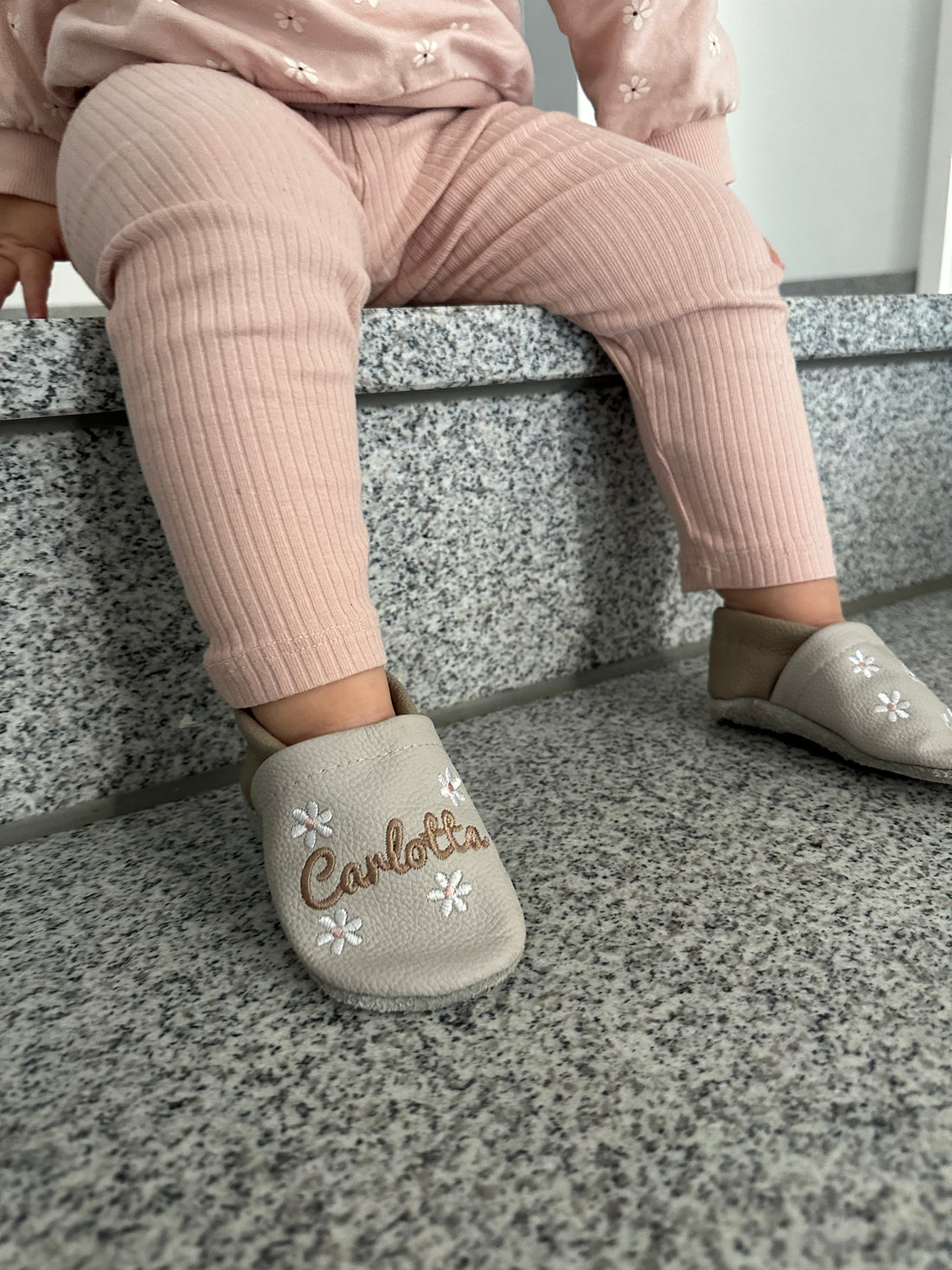 Krabbelschuhe und Hausschuhe aus Echtleder – personalisiert mit Namen und Blumen – ideale Babyschuhe als Geschenk zur Geburt