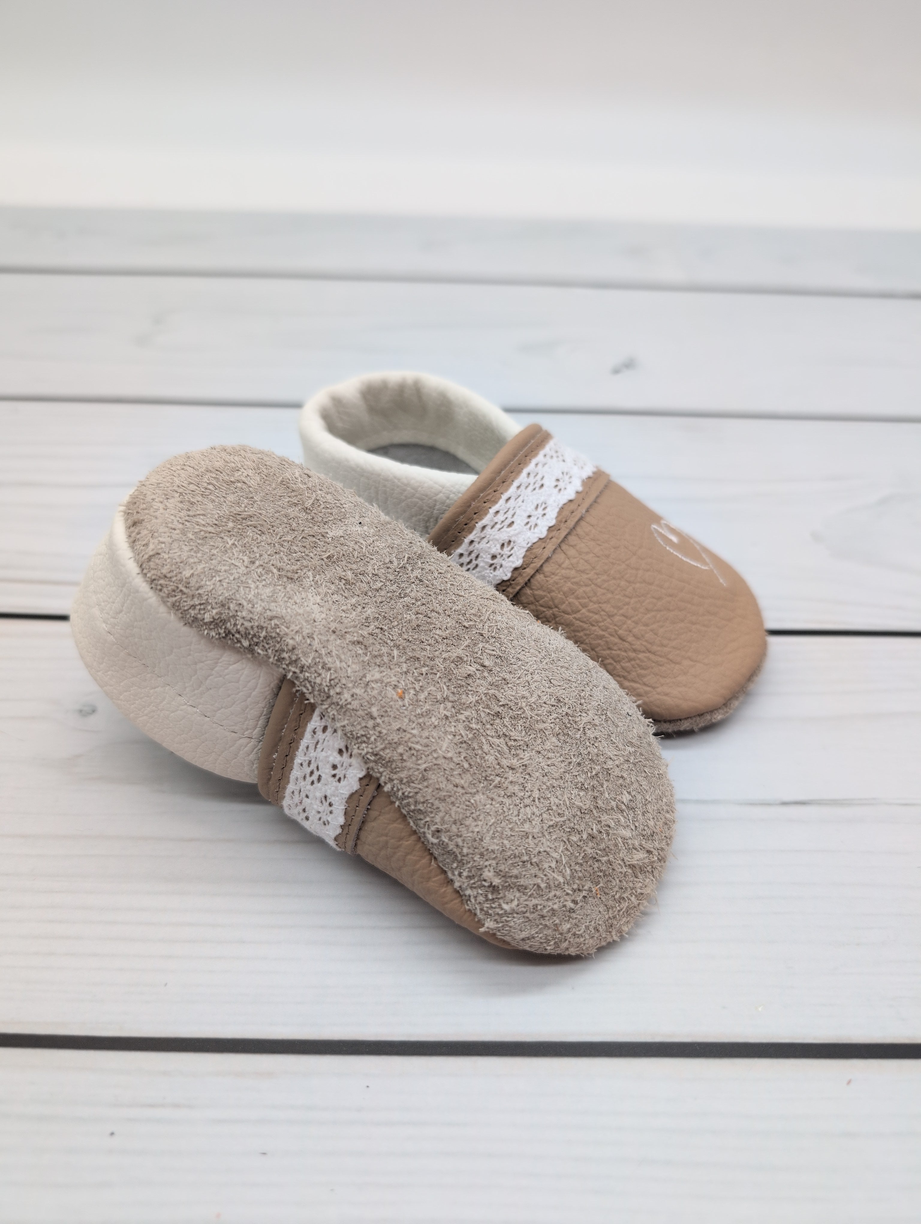 Krabbelschuhe in beige mit Spitze Größe 20
