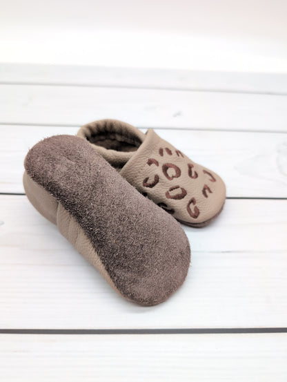 Krabbelschuhe in camel mit Leo Stick in Größe 19