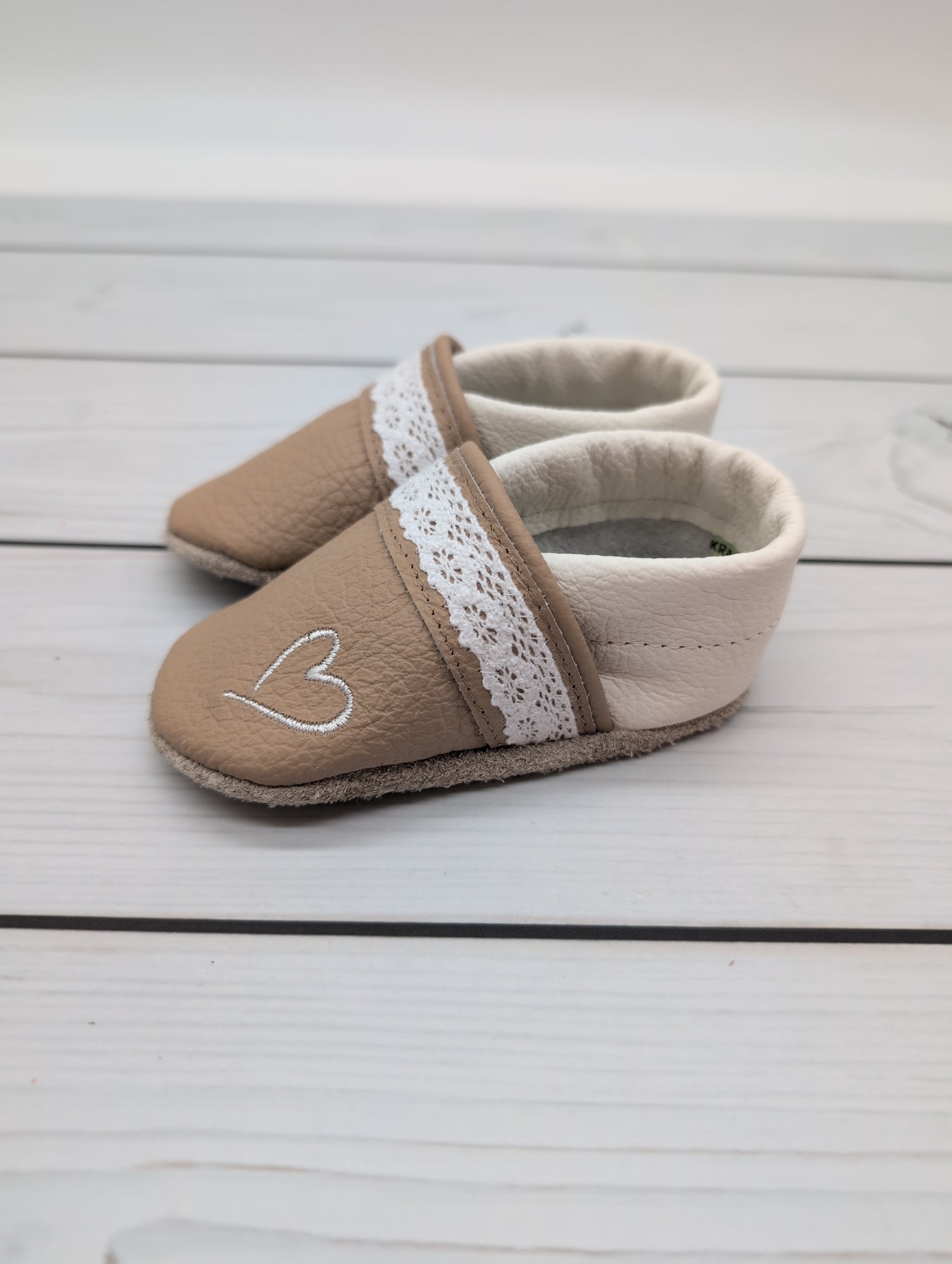Krabbelschuhe in beige mit Spitze Größe 20