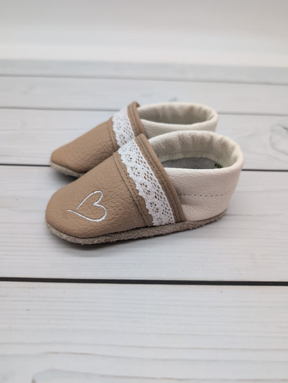 Krabbelschuhe in beige mit Spitze Größe 20