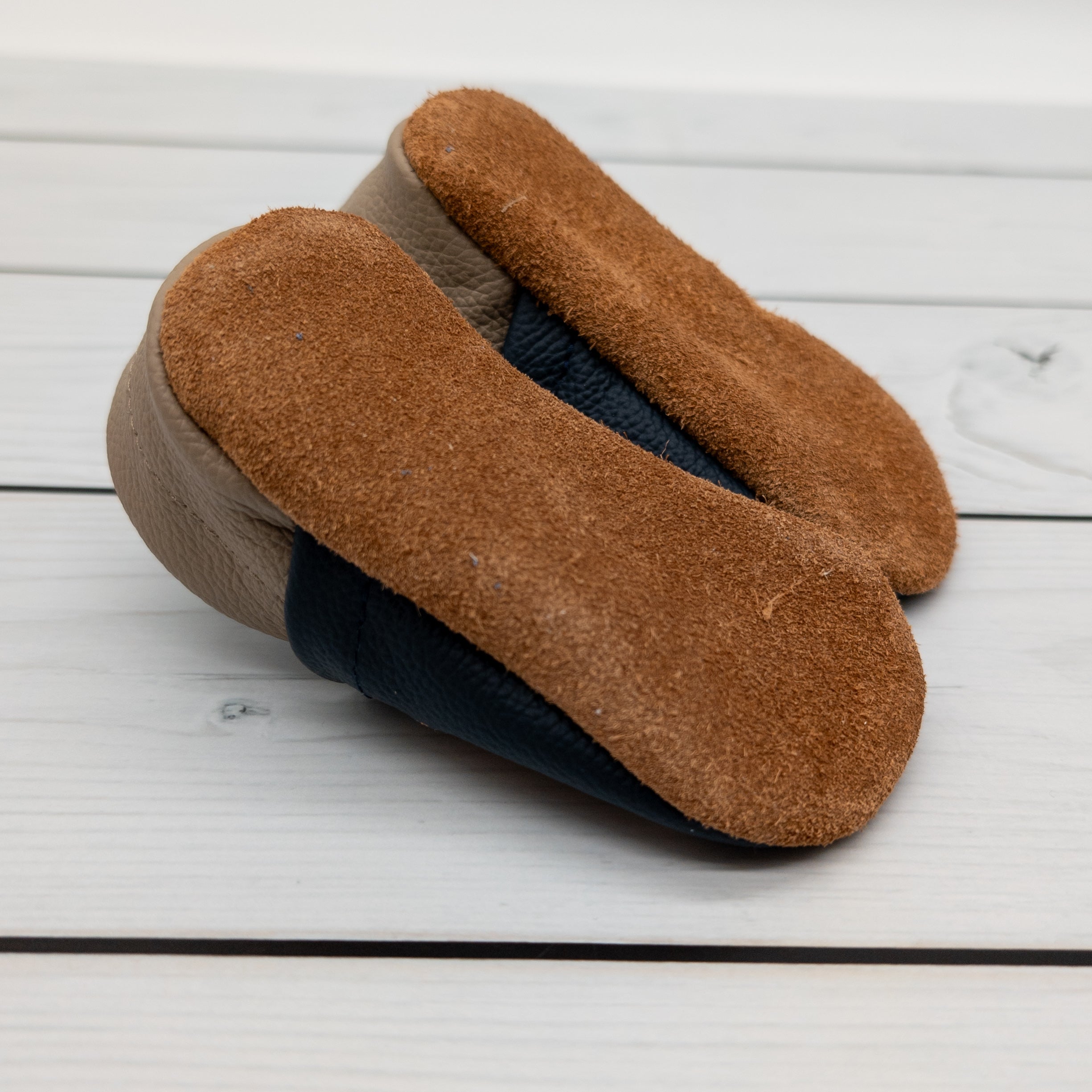 Hausschuhe mit Tiger in dunkelblau und camel - die perfekten Begleiter für zu Hause und die Kita