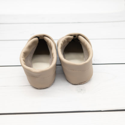 Krabbelschuhe in Camel mit Blumen  und Namen bestickt aus Echtleder