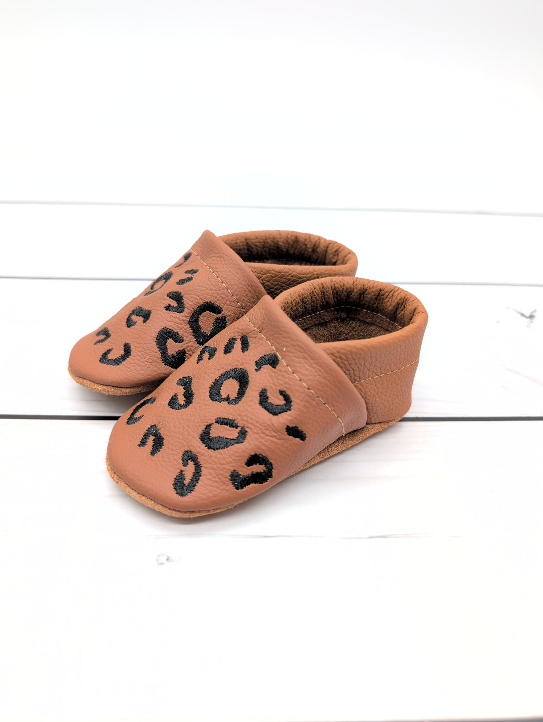 Krabbelschuhe in braun mit Leo Stick in Größe 19