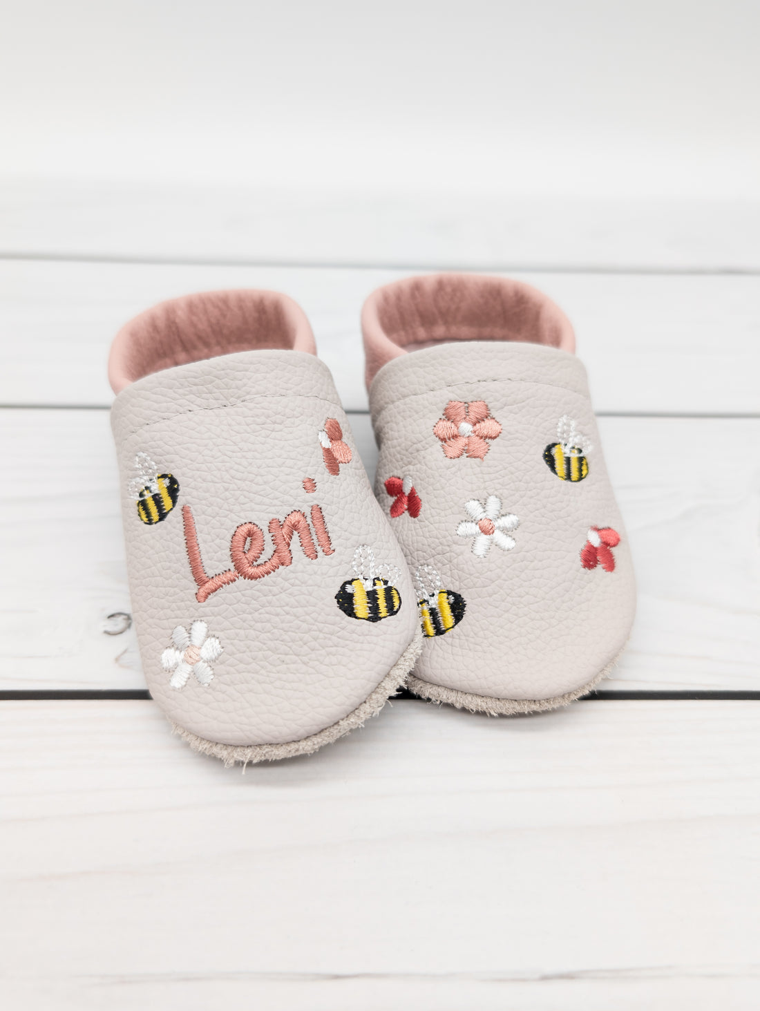 Krabbelschuhe in hellgrau mit Blumen und Bienen mit Namen bestickt aus Echtleder