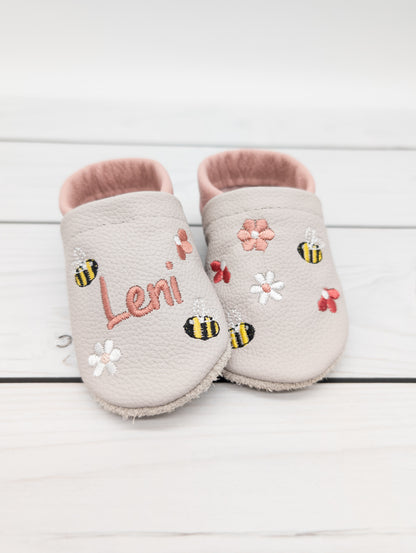 Krabbelschuhe in hellgrau mit Blumen und Bienen mit  Namen bestickt aus Echtleder