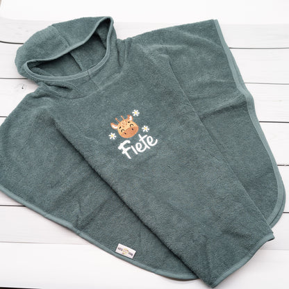Badeponcho mit Giraffe mit Sterne und Namen - Tolles Must Have für die Badezeit
