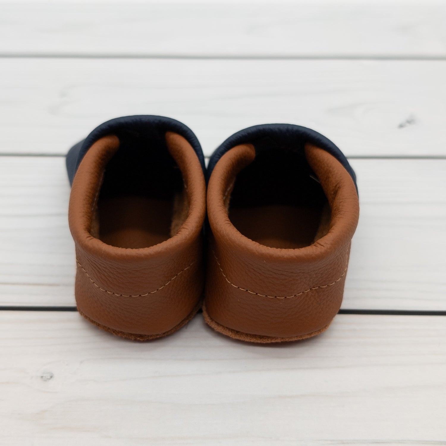 Krabbelschuhe mit Dackel und Name bestickt in verschiedenen Farben wählbar